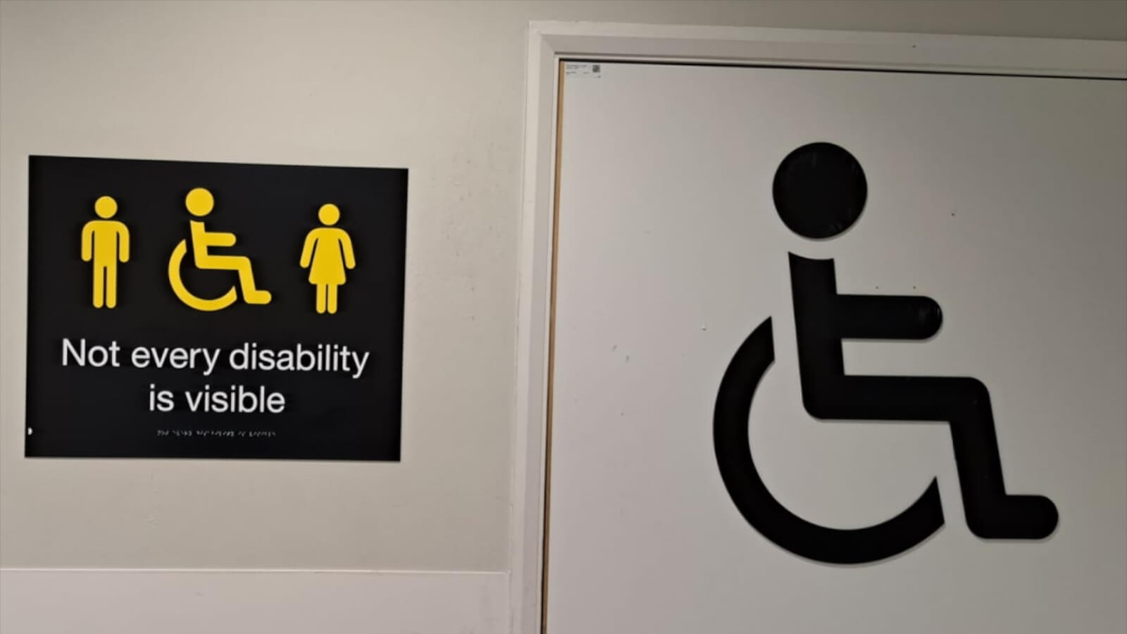 Gli invisibili - Ingresso bagno disabili